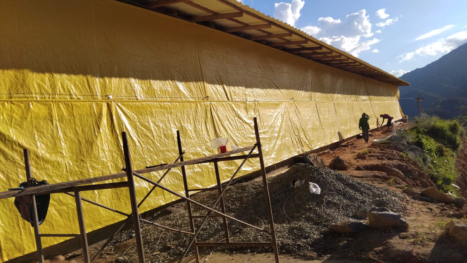 Sistema de cortinas laterales enrollables para galpones porcícolas - 2.5